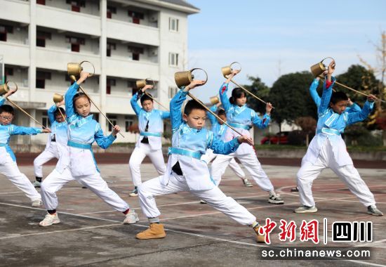 近日,四川雅安,名山区前进镇中心小学学生进行课间操锻炼。王磊 摄 近日,四川雅安,名山区前进镇中心小学学生进行课间操锻炼。王磊 摄