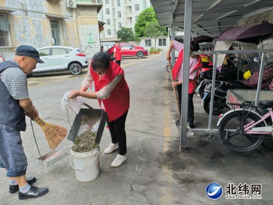 志愿者清扫小区垃圾 志愿者清扫小区垃圾